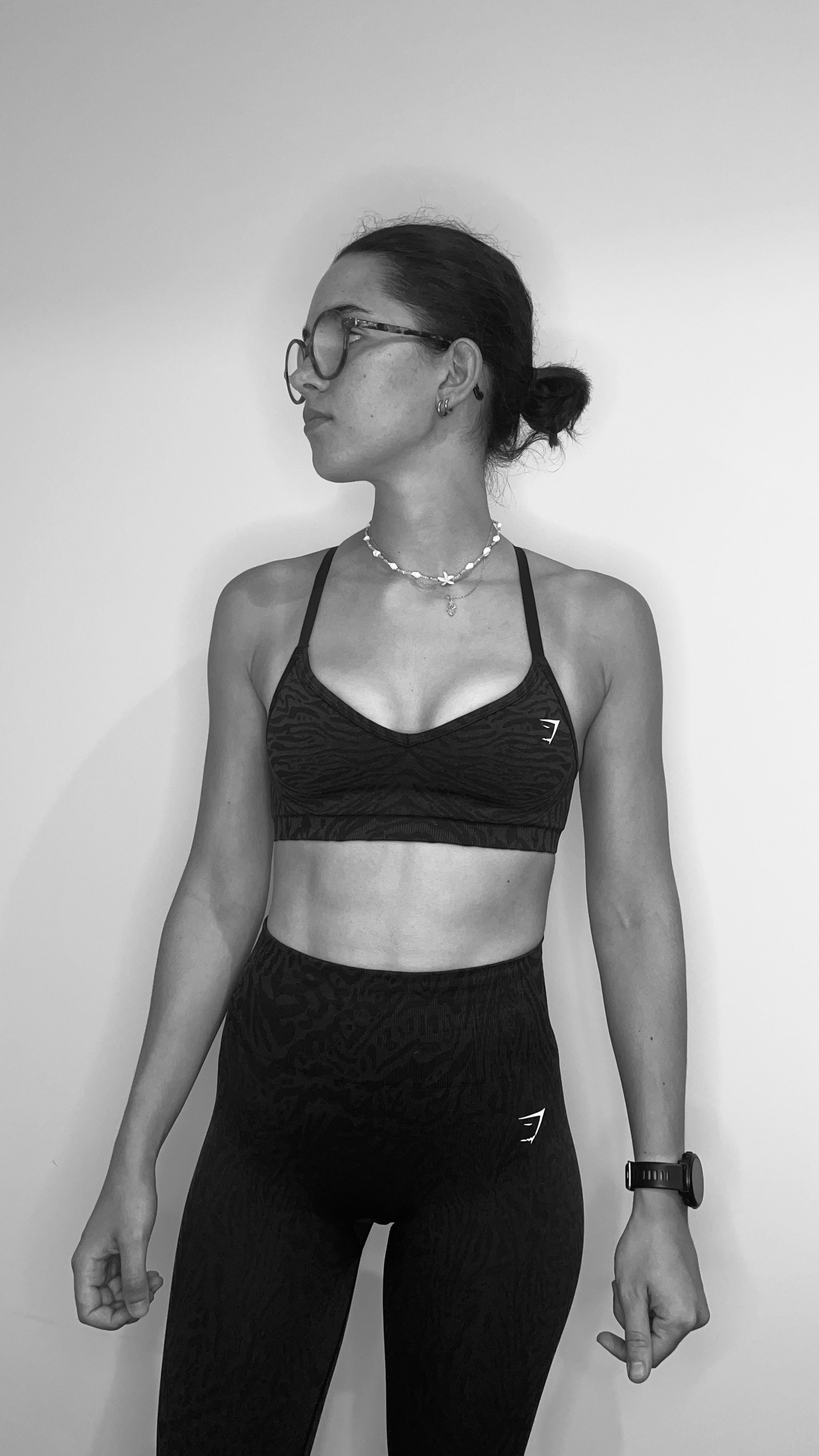 Portrait d’Ilyana en tenue de sport, photographiée en noir et blanc.