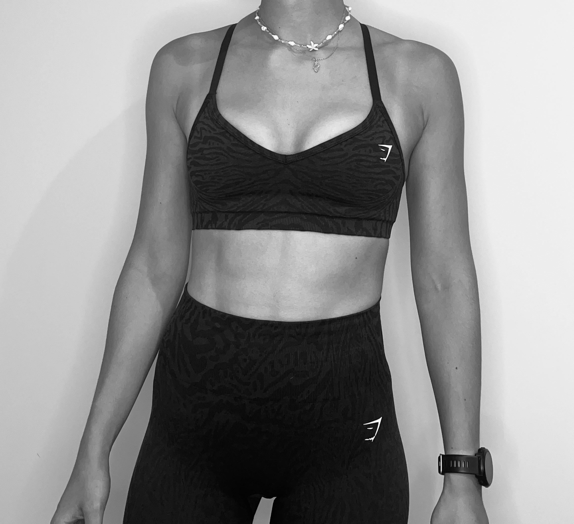 Ilyana en tenue de sport, cadrage sur le buste et la taille, en noir et blanc.
